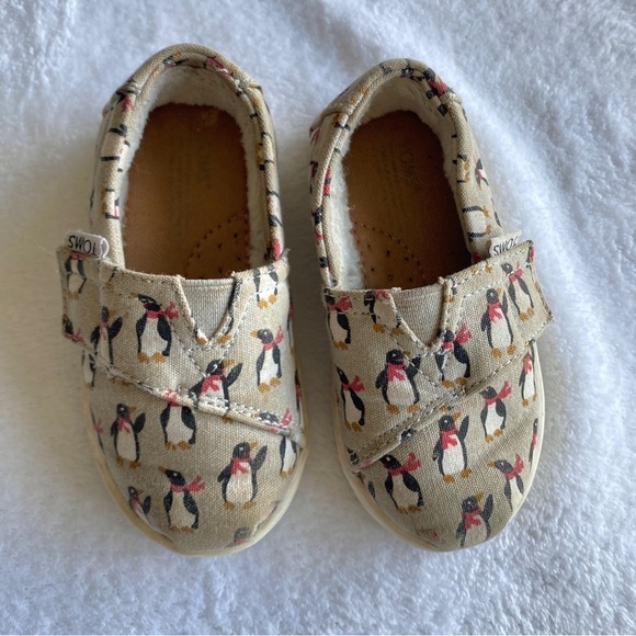 Toms Girl’s Penguin Slip Ons Sherpa Fleece Lined Flats Velcro Toddler Size 5 - Picture 2 of 9